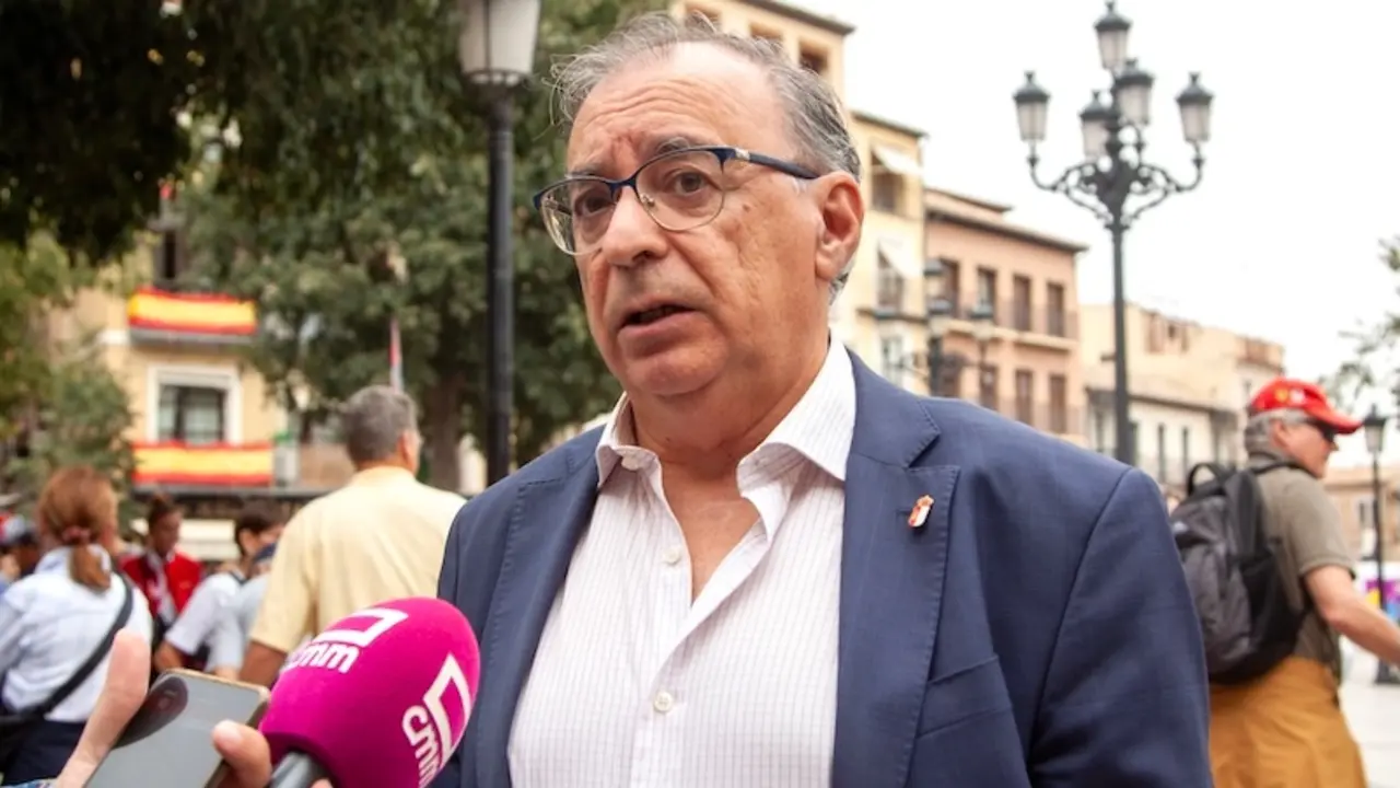El diputado regional del PSOE, Fernando Mora, atendiendo a los medios de comunicación este domingo en Toledo