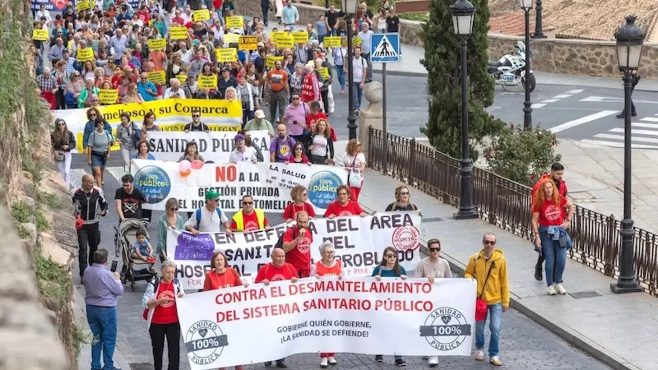 El colectivo 'Toledo por la Sanidad Pública' ha convocado una manifestación regional en defensa de la sanidad pública, en la que han participado diferentes plataformas y colectivos de Castilla-La Mancha y que ha reunido a unas 200 personas - EFE/Ángeles Visdómine