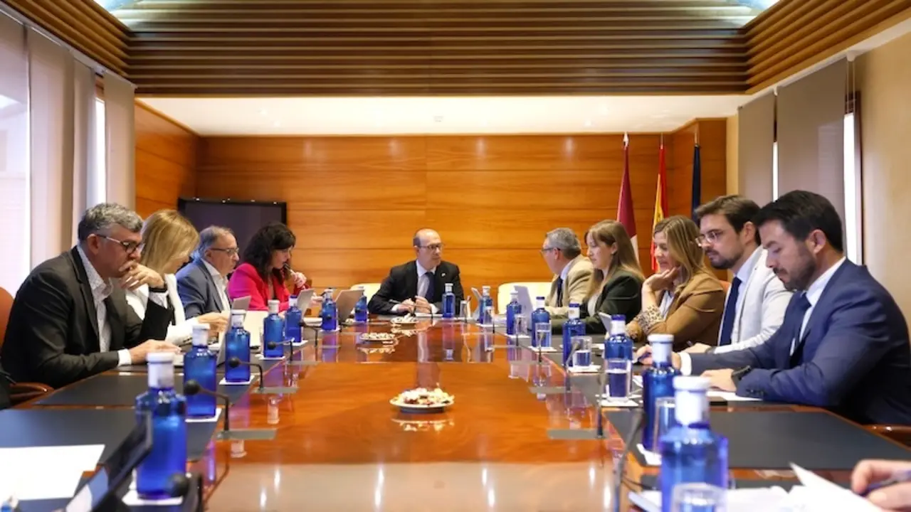En la imagen un instante de la reunión de la Junta de Portavoces y Mesa de las Cortes de Castilla-La Mancha