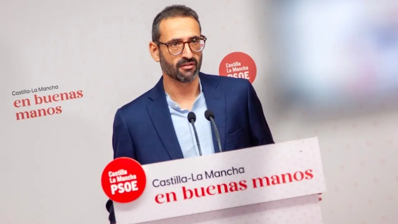 El secretario de Organización del PSOE de Castilla-La Mancha y diputado nacional, Sergio Gutiérrez, durante la rueda de prensa que ha ofrecido en la sede de los socialistas en Toledo