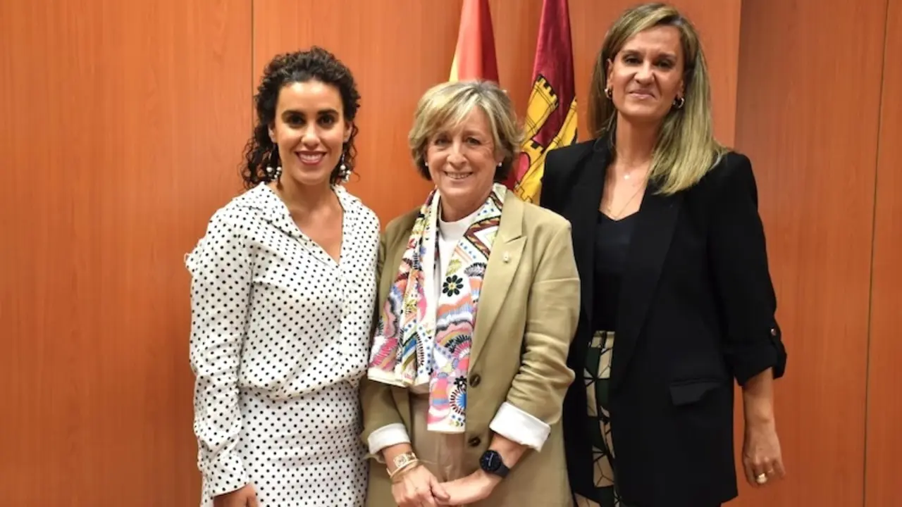 La directora general de Vivienda, Inés Sandoval, se ha reunido, junto con la directora general de Planificación Territorial y Urbanismo, Silvia López, con la decana del Colegio Oficial de Arquitectos de Castilla-La Mancha, Elena Guijarro