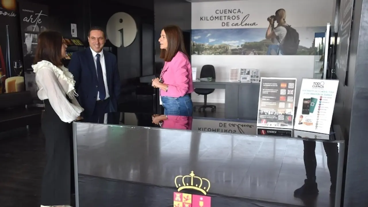 El presidente provincial, Álvaro Martínez Chana, en la oficina gestionada por la Diputación de Cuenca junto a la diputada de Turismo, Mayte Megía
