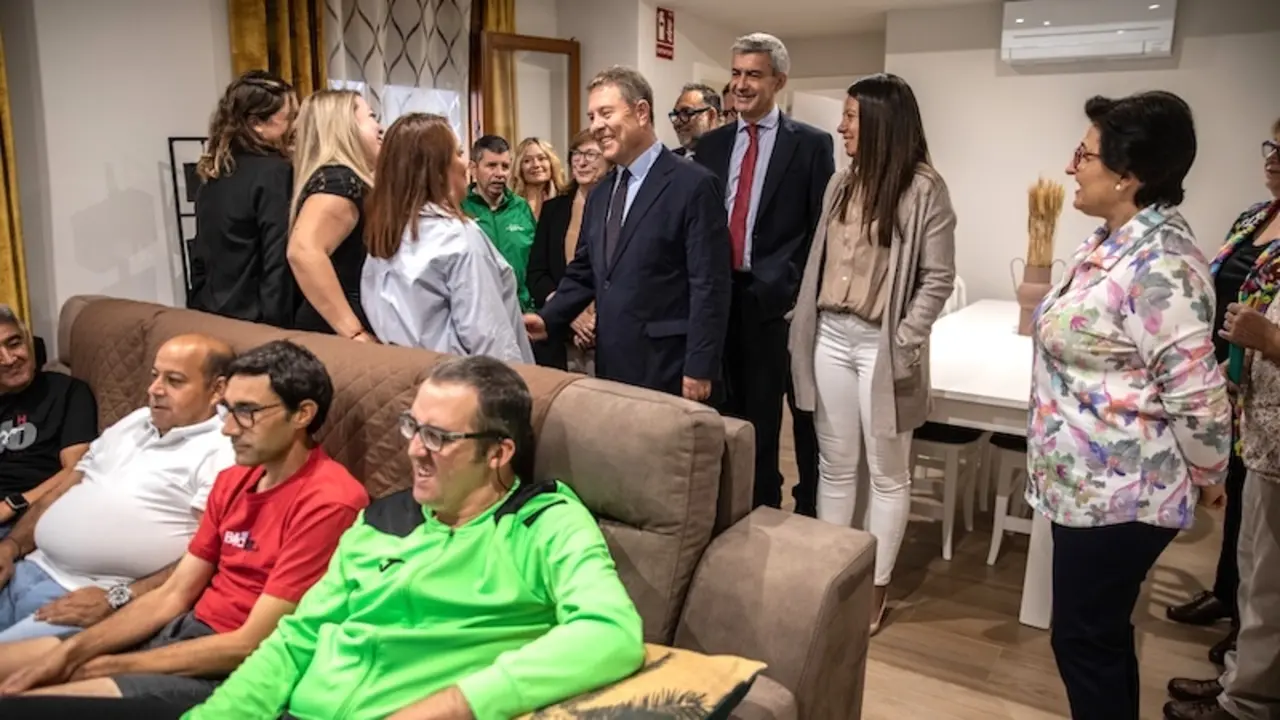 El presidente de Castilla-La Mancha, Emiliano García-Page, visita las viviendas para personas con discapacidad de APANAS, ubicadas en Plaza de Montalbanes, de la ciudad de Toledo