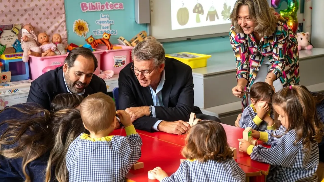 El presidente del PP, Alberto Núñez Feijóo, durante la visita que ha realizado este martes a una escuela infantil en Guadalajara
