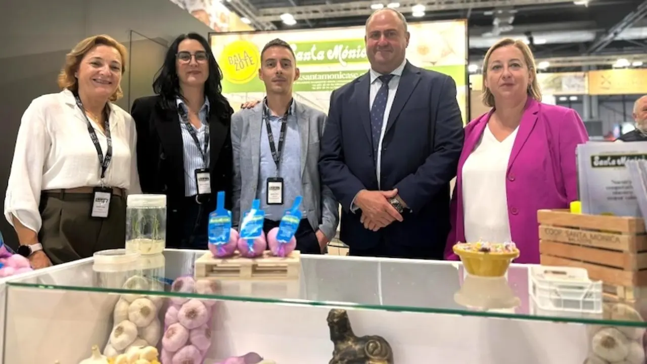 El consejero de Agricultura, Ganadería y Desarrollo Rural, Julián Martínez Lizán, en su visita a la Fruit Attraction 2024, Feria Internacional del Sector de Frutas y Hortalizas