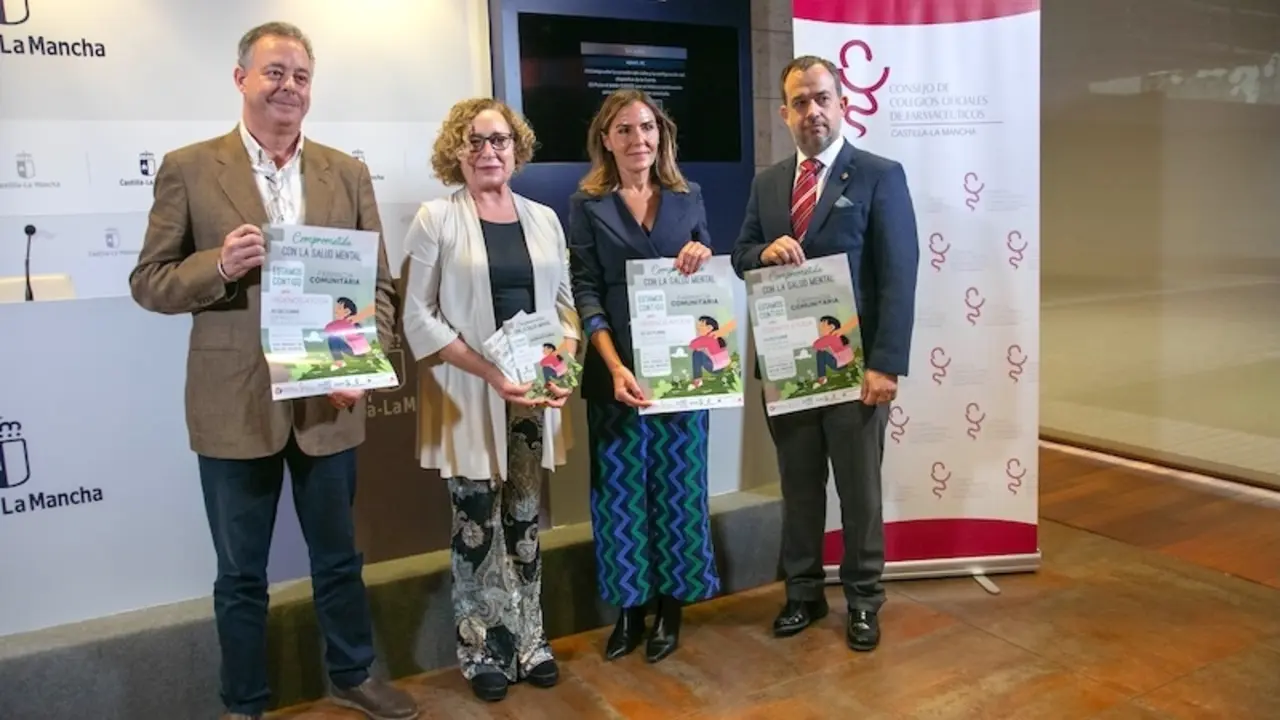 La directora general de Humanización y Atención Sociosanitaria, Maite Marín, ha presentado la campaña sobre Salud Mental en la Farmacia Comunitaria, junto a representantes de los Colegios de Farmacéuticos de Castilla-La Mancha