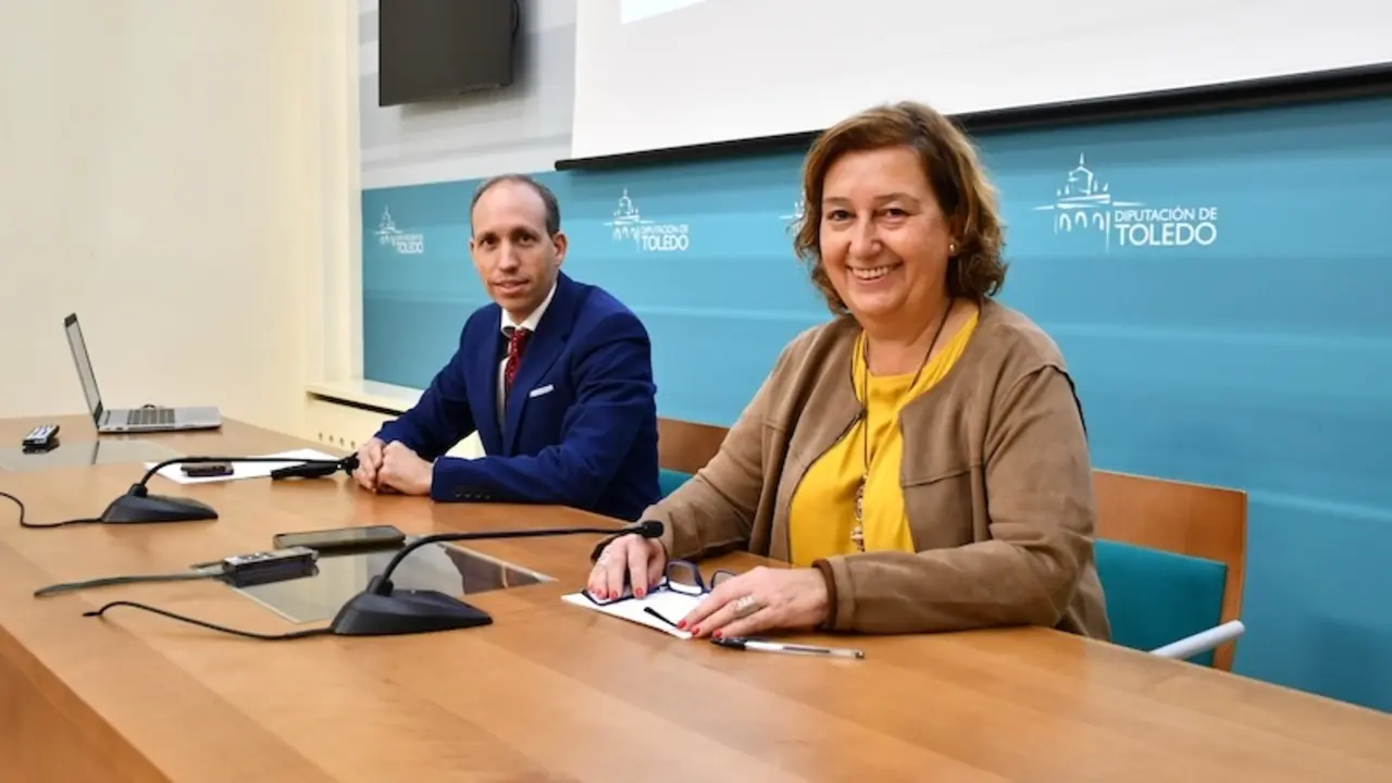 El vicepresidente de Bienestar Social, Familia y Juventud, Daniel Arias, y la presidenta de la Diputación de Toledo, Concepción Cedillo, durante la rueda de prensa que han ofrecido