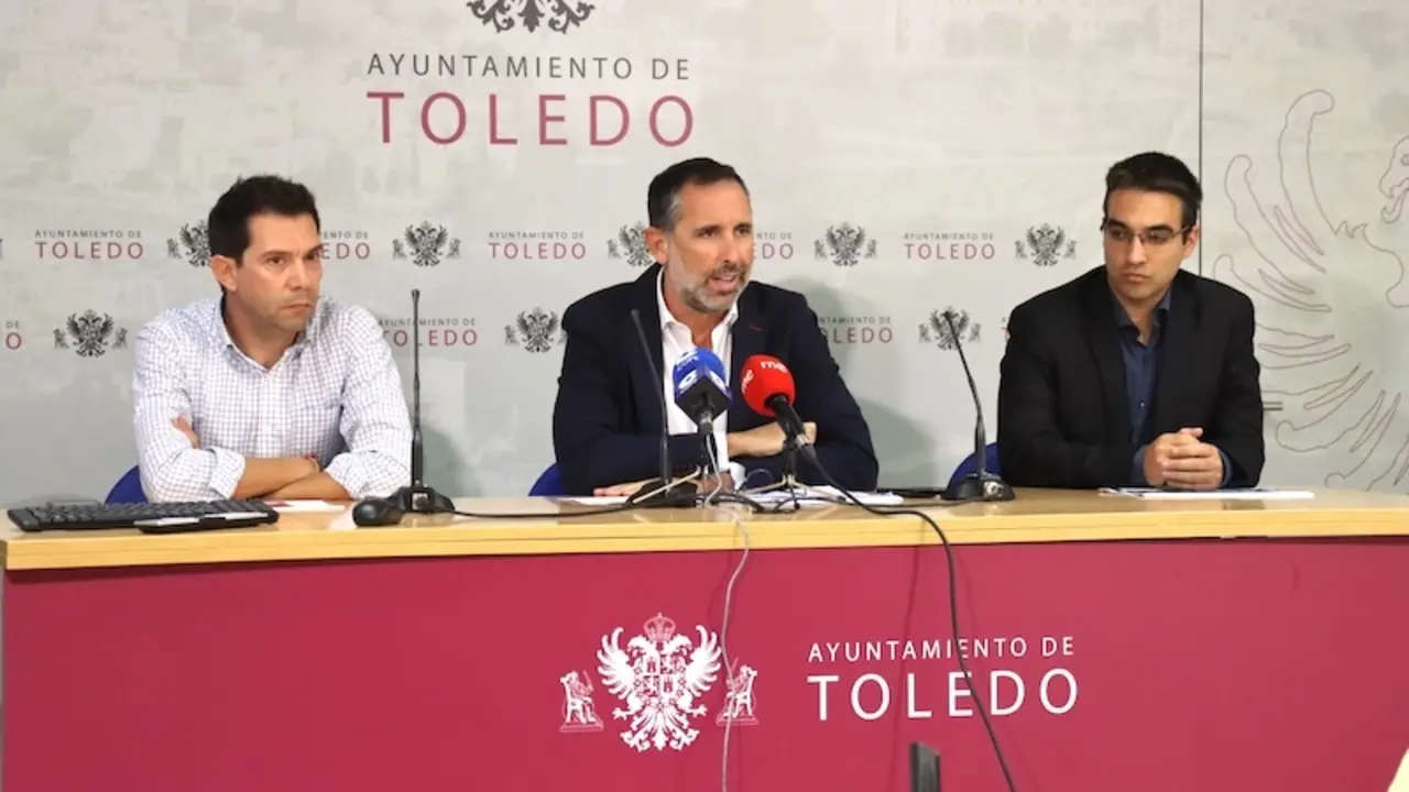 El concejal de Movilidad, Transportes, Interior y Personal del Ayuntamiento de Toledo, Iñaki Jiménez (c), ha presentado las novedades del servicio de transporte urbano