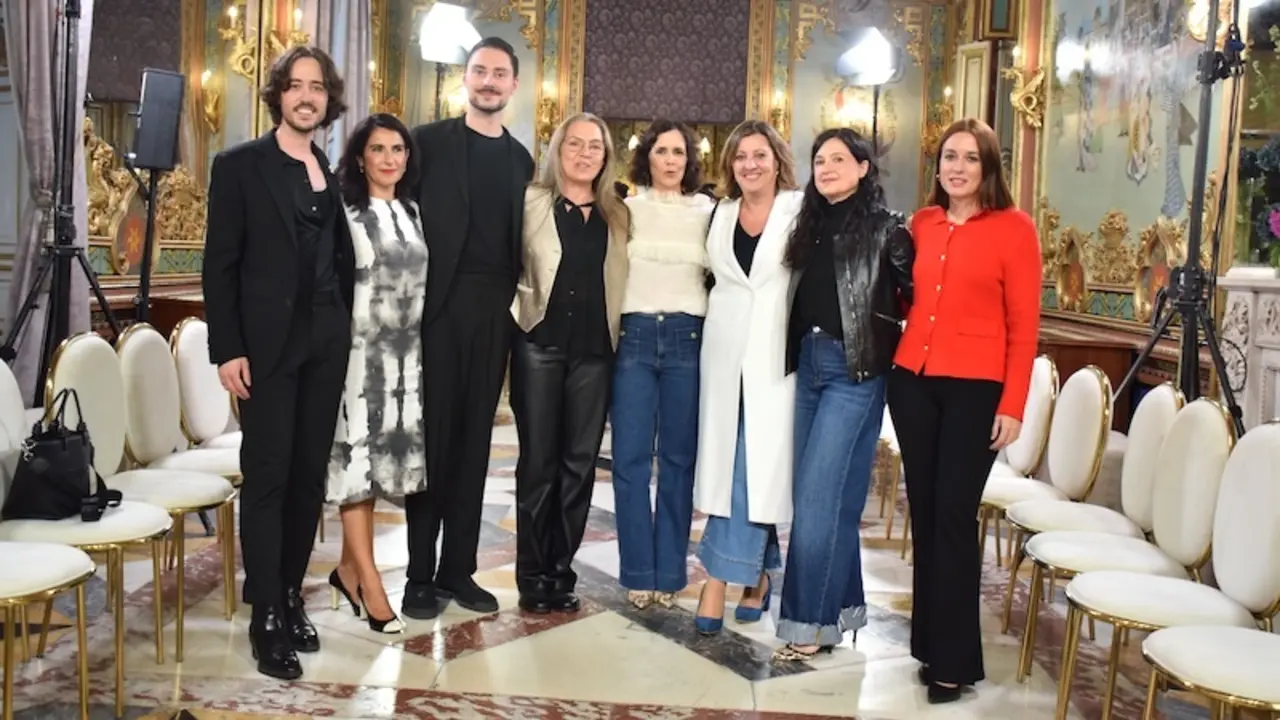 La consejera de Economía, Empresas y Empleo, Patricia Franco, ha asistido, en el Palacio de Santoña de Madrid, al desfile de diseñadores de moda de la región en el marco del Atelier Couture