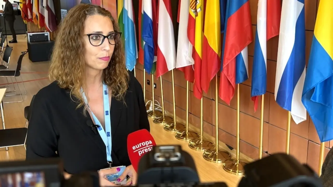La consejera de Igualdad de Castilla-La Mancha, Sara Simón, atendiendo a los medios de comunicación este martes en Bruselas - EP