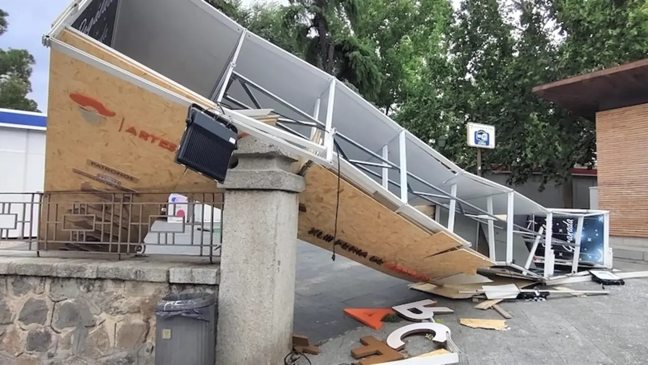 El fuerte viento derrumba uno de los arcos de entrada a Farcama en Toledo