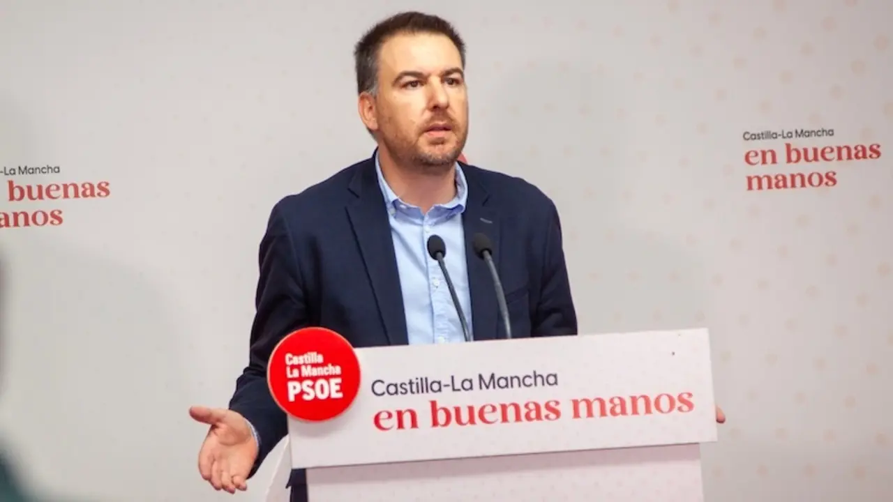 El diputado regional del PSOE, Antonio Sánchez Requena, durante la rueda de prensa que ha ofrecido en la sede de los socialistas en Toledo