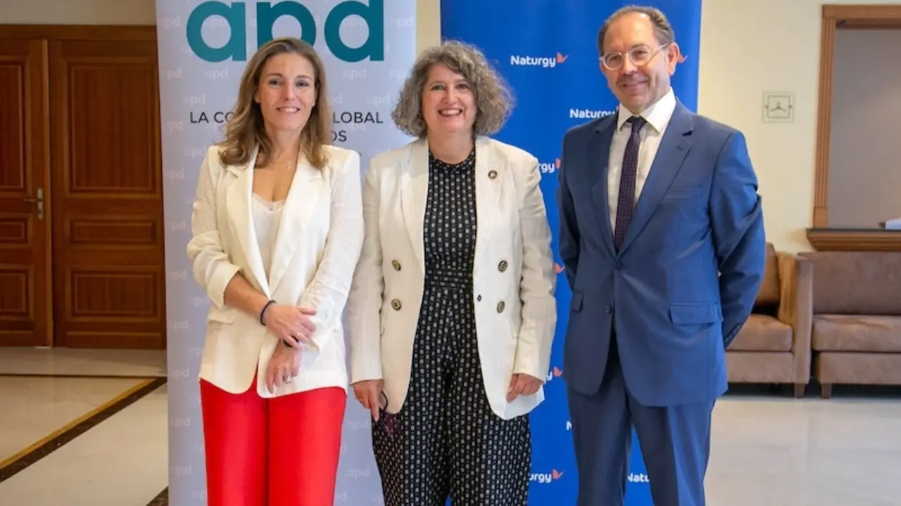 La consejera de Desarrollo Sostenible, Mercedes Gómez, ha inaugurado la Jornada ‘Energía para el cambio. Ahorro energético y descarbonización empresarial. Ruta hacia un futuro sostenible y competitividad organizacional en Castilla-La Mancha’, que organizan APD (Asociación para el Progreso de la Dirección) y Naturgy