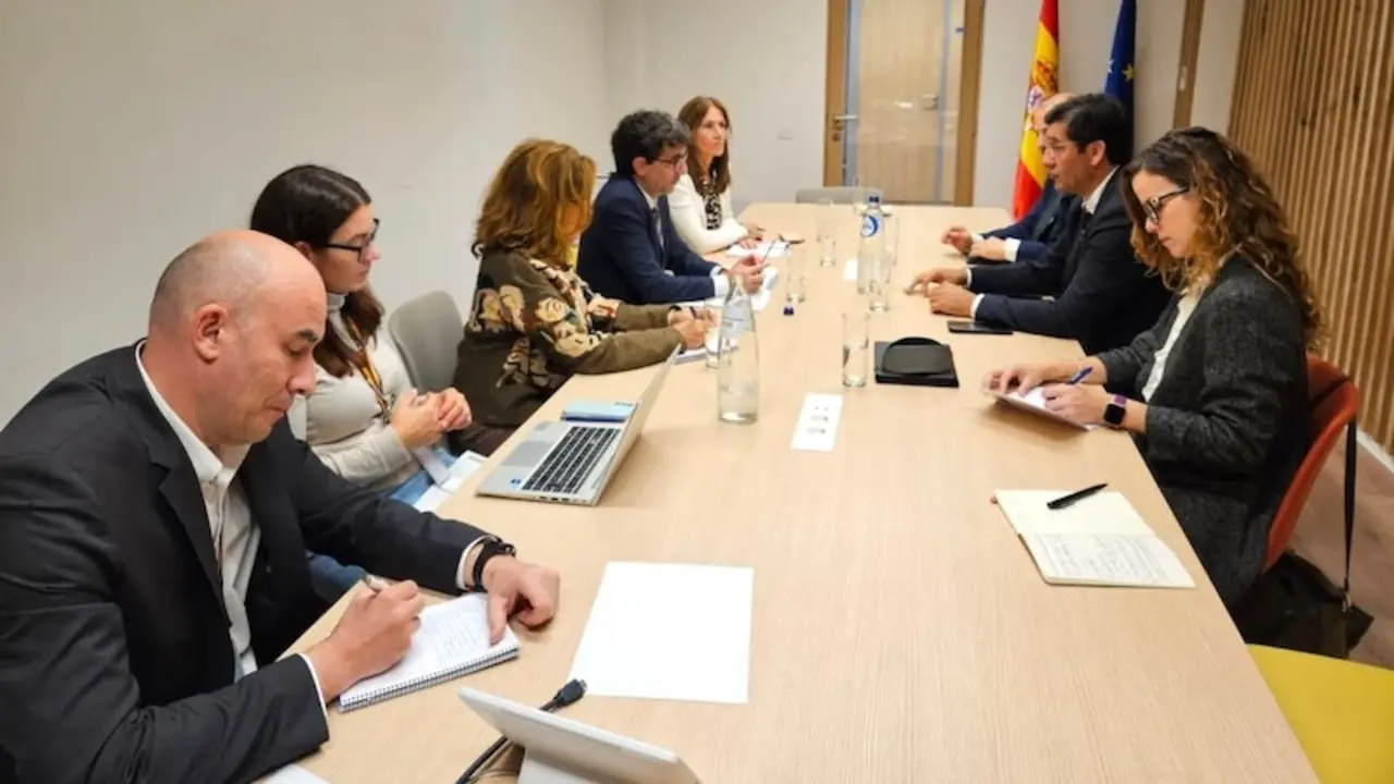El vicepresidente segundo de Castilla-La Mancha, José Manuel&nbsp;Caballero, ha trasladado al embajador representante permanente adjunto de España ante la Unión Europea, Oriol Escalas, las demandas del Ejecutivo regional