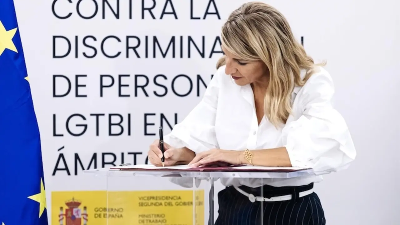 La vicepresidenta segunda y ministra de Trabajo y Economía Social, Yolanda Díaz, durante la firma del acuerdo contra la discriminación de las personas LGTBI en el ámbito laboral - EP/Carlos Luján