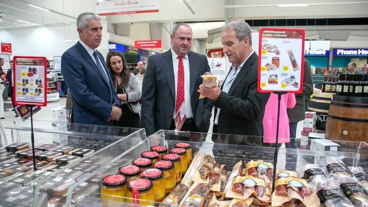 El consejero de Agricultura, Ganadería y Desarrollo Rural, Julián Martínez Lizán, ha asistido a la presentación de la campaña de promoción de Campo y Alma en Alcampo Toledo