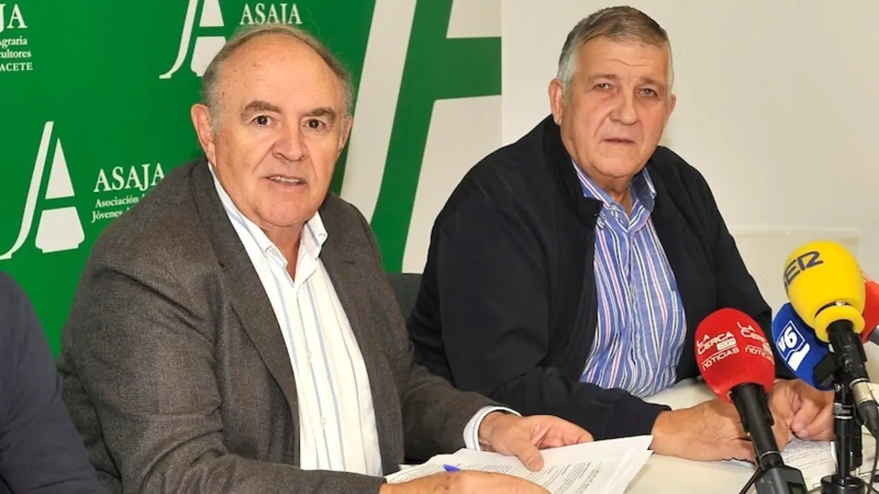 El presidente de ASAJA en Castilla La-Mancha, José María Fresneda, junto al presidente de la organización en Albacete, Jorge Navarro, durante la rueda de prensa que han ofrecido