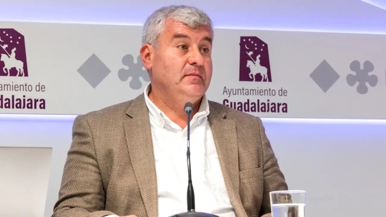 El concejal de Urbanismo y segundo teniente de alcalde del Ayuntamiento de Guadalajara, Alfonso Esteban, en rueda de prensa en el Consistorio