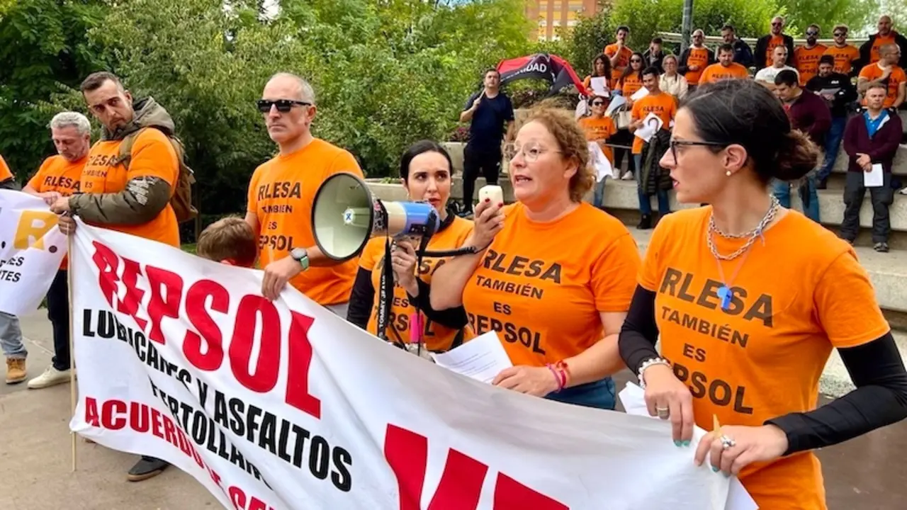 Unas 200 personas se manifiestan en Puertollano (Ciudad Real) por la "equiparación laboral" de los trabajadores de RLESA