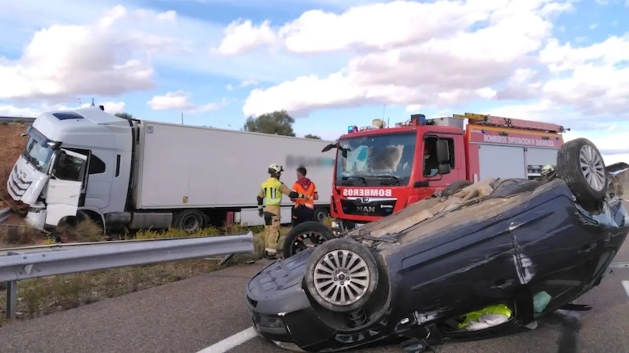 Muere arrollado por un camión el conductor de una grúa auxiliando a un coche