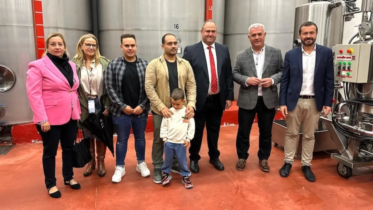 El consejero de Agricultura, Ganadería y Desarrollo Rural, Julián Martínez Lizán, en su visita a la Cooperativa de Vinos Santa María Magdalena' de Mondéjar (Guadalajara)