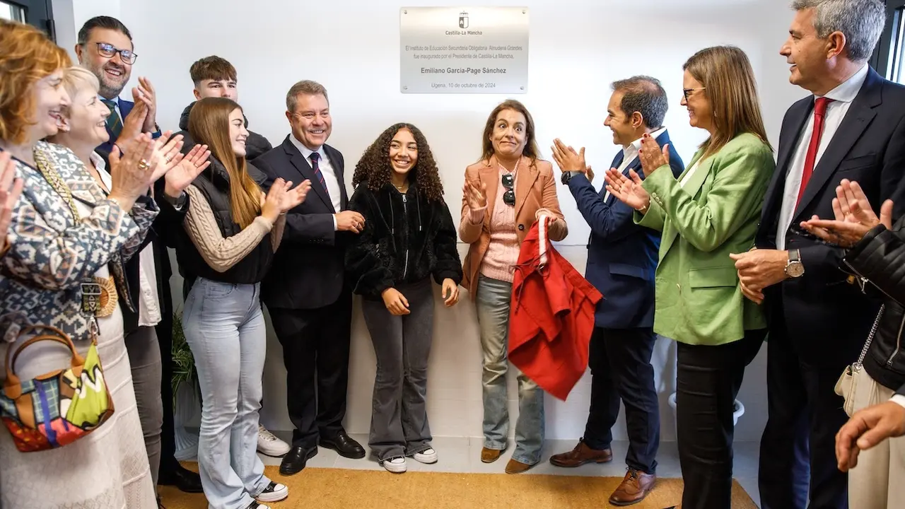 El presidente de Castilla-La Mancha, Emiliano García-Page, ha inaugurado en Ugena (Toledo) el nuevo IESO ‘Almudena Grandes’