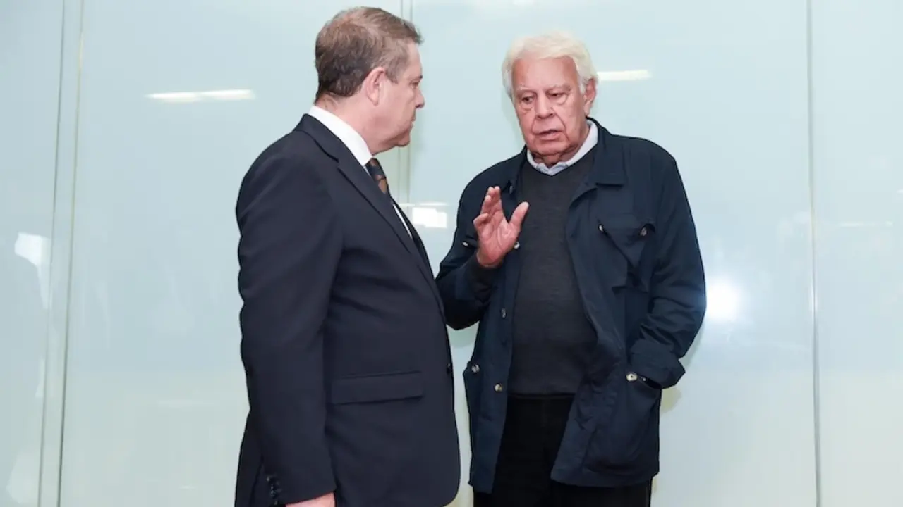 El presidente de Castilla-La Mancha, Emiliano García-Page, y el expresidente del Gobierno Felipe González - Archivo/EP/Gustavo Valiente
