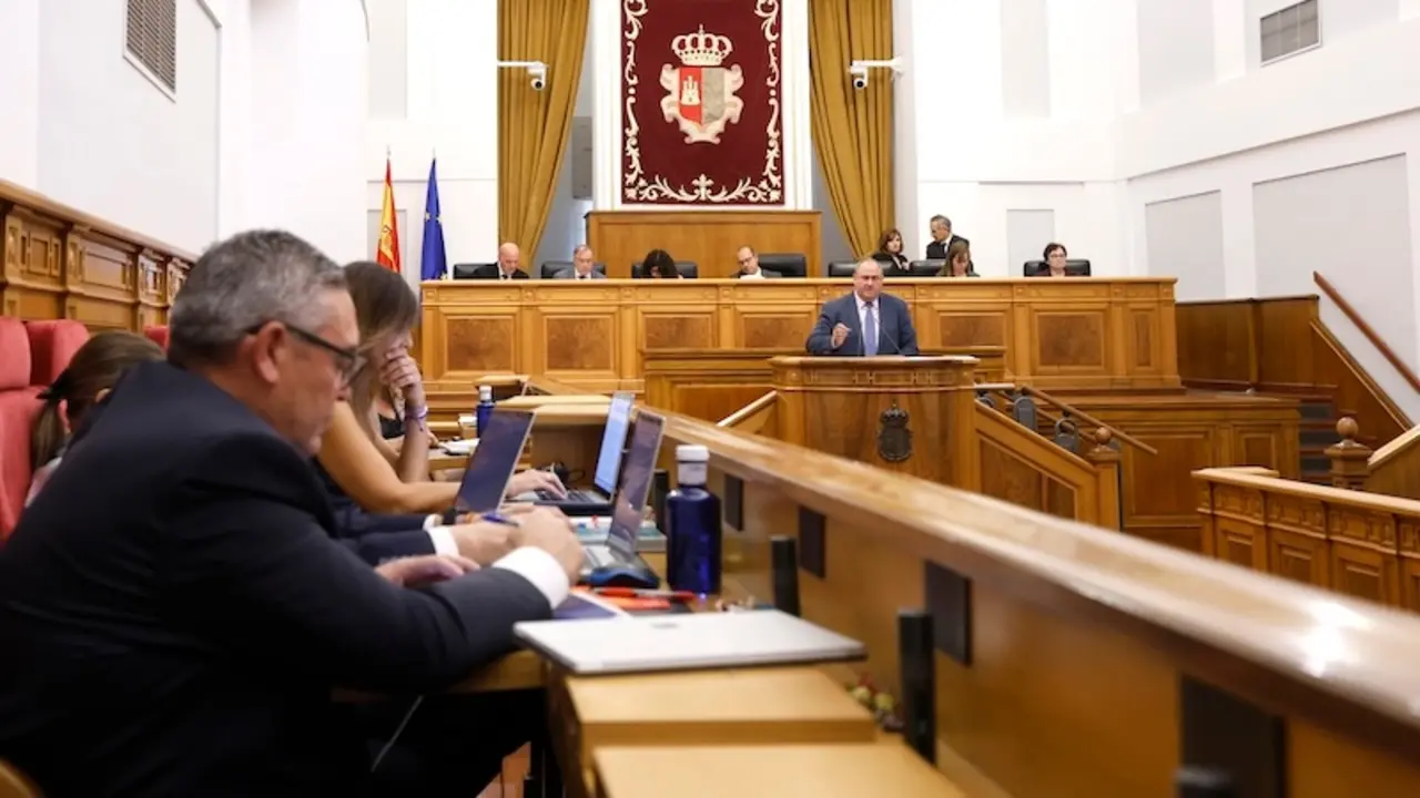 En la imagen el consejero de Agricultura, Ganadería y Desarrollo Rural, Julián Martínez Lizán, interviene en el Pleno de las Cortes de Castilla-La Mancha