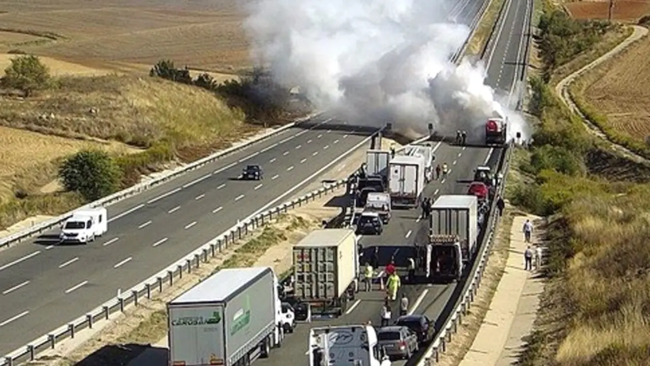 El incendio en un camión que portaba vehículos en Cervera del Llano (Cuenca) provoca un corte en la A-3 sentido Valencia