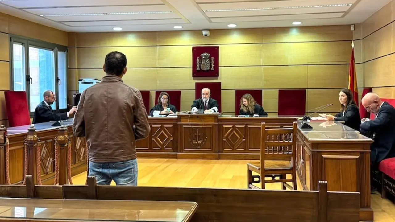 Evita la prisión tras reconocer que intentó agredir sexualmente a una joven en Manzanares (Ciudad Real). En la imagen el acusado durante la celebración del juicio