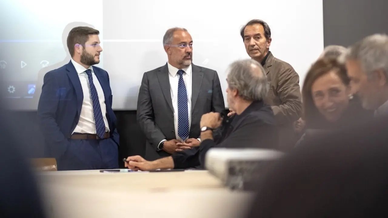 El consejero de Fomento, Nacho Hernando (dcha), ha inaugurado la sesión ‘Cinco visiones, múltiples miradas, una reflexión coral" dentro de la jornada ‘Las ciudades y sus tesis. 1970-2020’ organizada por la Escuela de Arquitectura de Toledo en el edificio ‘Toletum’