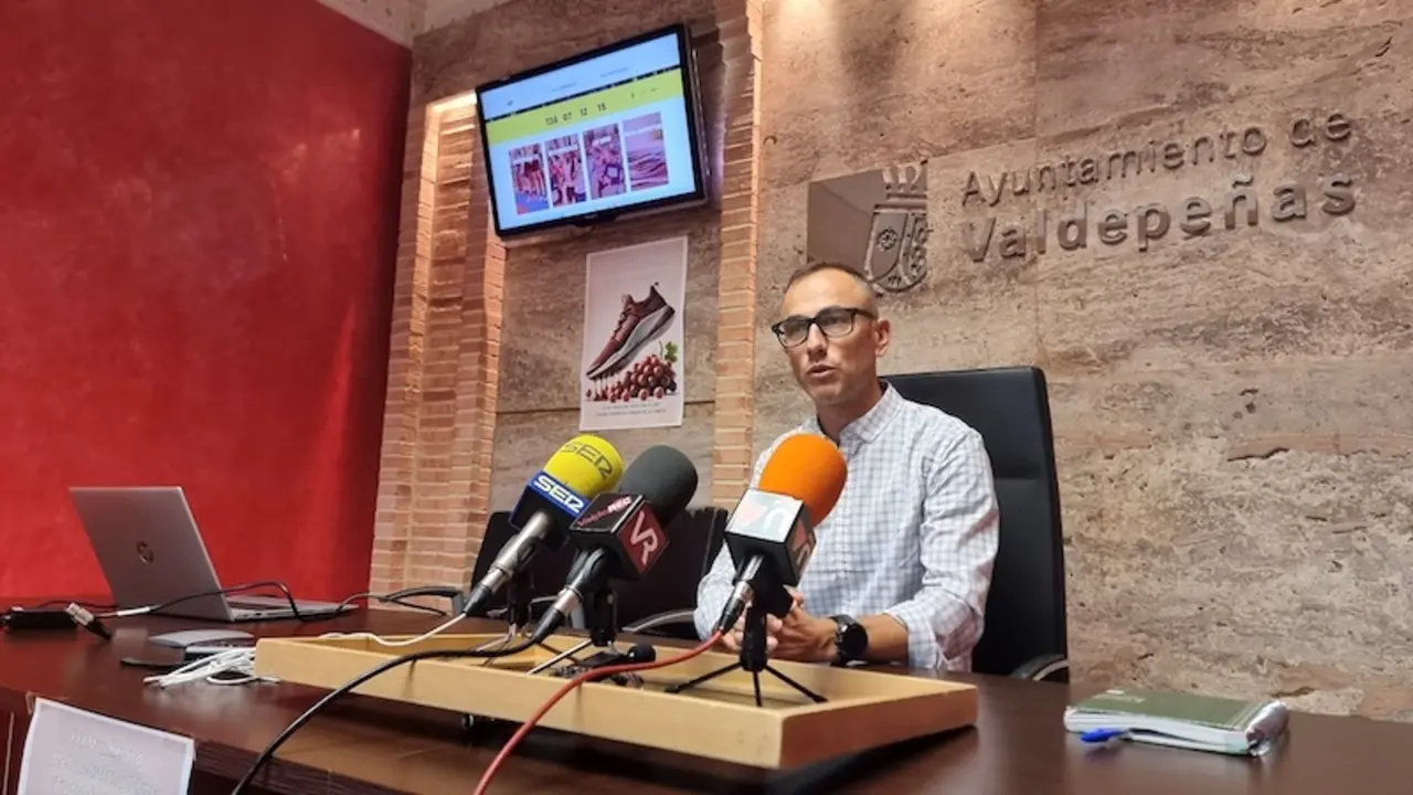 El teniente de alcalde de Deportes del Ayuntamiento de Valdepeñas (Ciudad Real), David Sevilla, ha informado sobre la Media Maratón