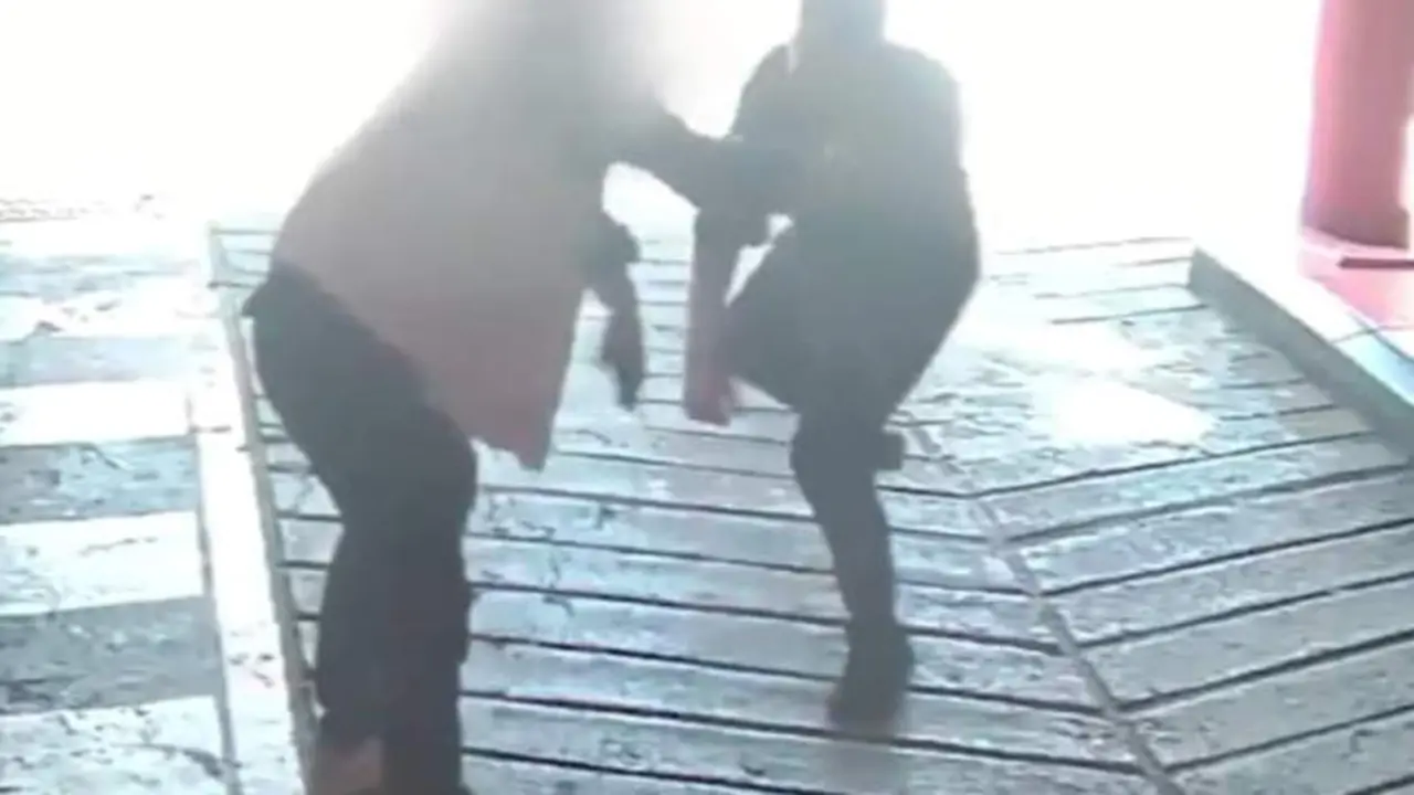 VIDEO. Un joven ataca a un anciano en un parking y le arranca el reloj de la muñeca