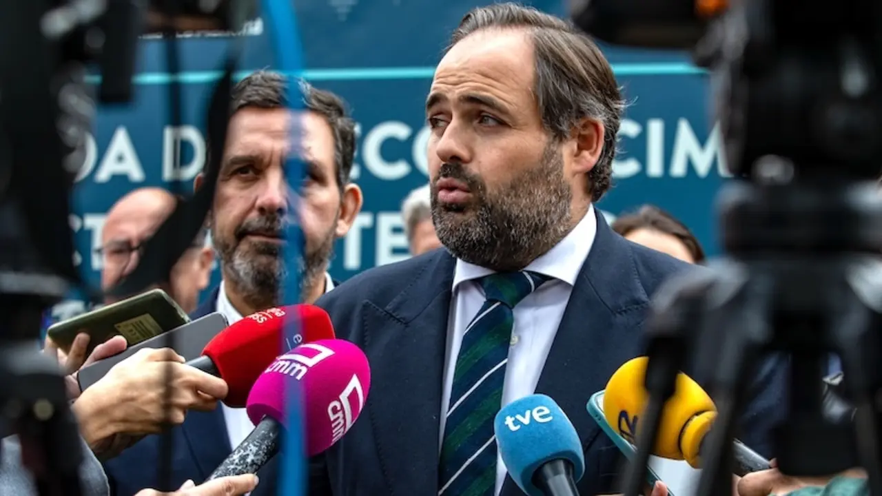 El presidente del PP de Castilla-La Mancha, Paco Núñez, atendiendo a los medios de comunicación este viernes en su visita a Farcama