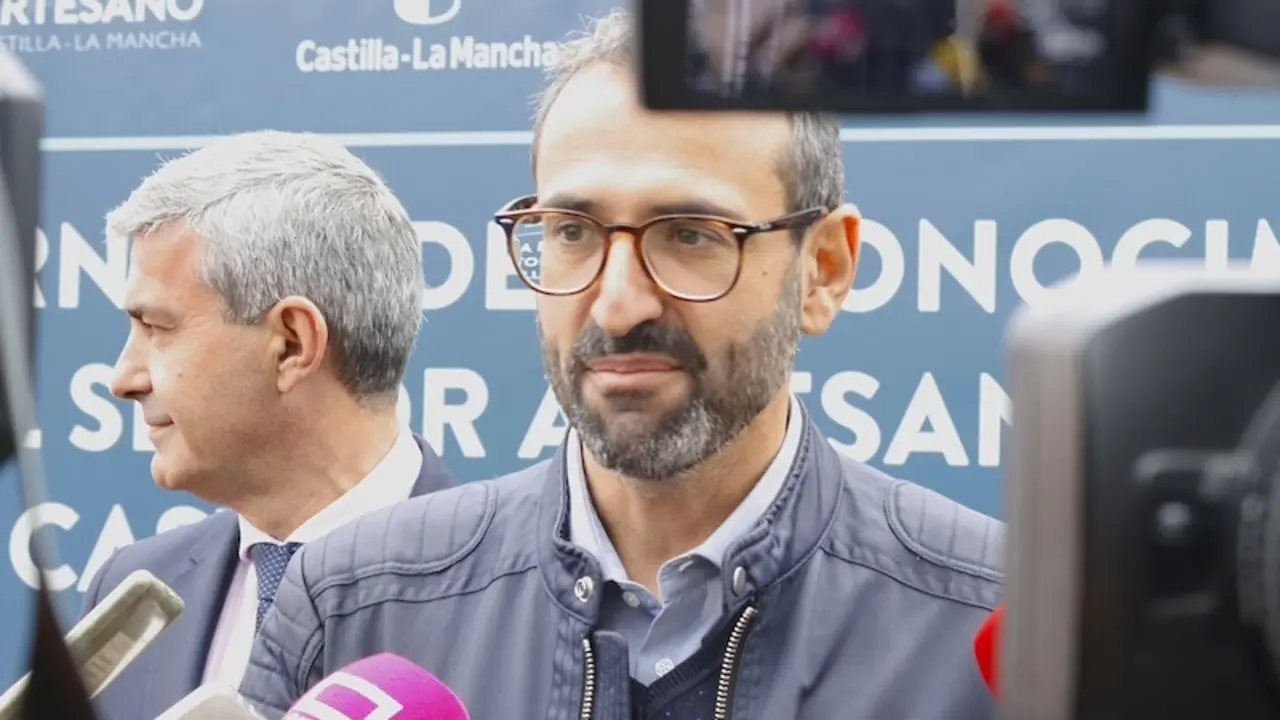 El secretario de Organización del PSOE de Castilla-La Mancha y diputado nacional, Sergio Gutiérrez, atendiendo a los medios de comunicación este viernes en su visita a Farcama