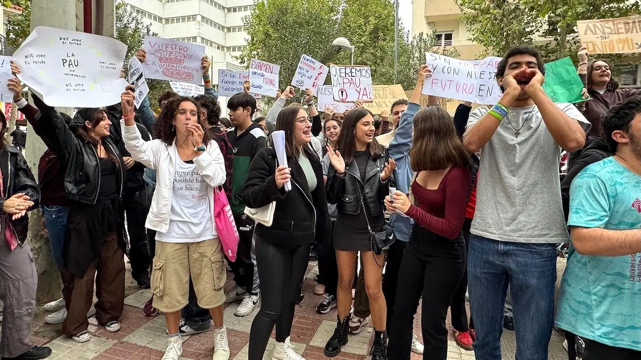 Los estudiantes de Castilla-La Mancha salen a la calle a pedir claridad en la selectividad (PAU) - EP