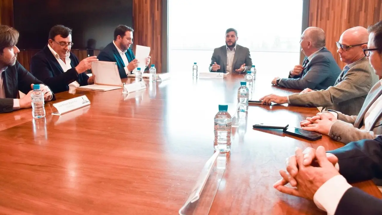 El consejero de Fomento, Nacho Hernando, se ha reunido, junto con el director general de Transportes y Movilidad, Rubén Sobrino; con la Federación de Empresarios de Transporte de Mercancías por Carretera de Castilla-La Mancha (FETCAM), con su presidente, Carlos Marín, al frente