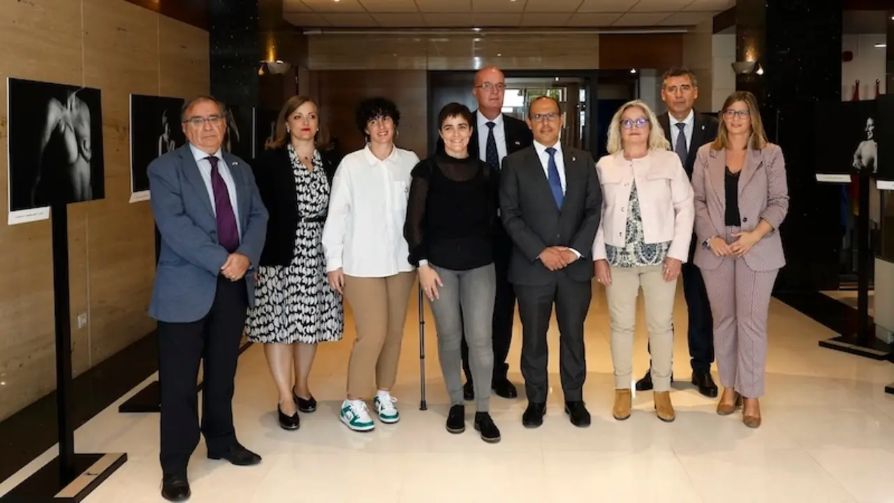 Las Cortes de Castilla-La Mancha acogen una muestra para "concienciar y ponerle cara" al cáncer de mama