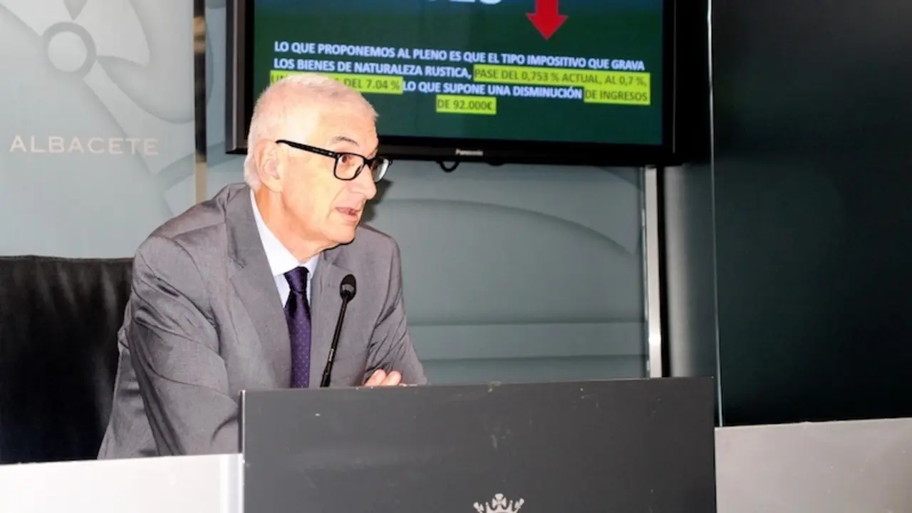El concejal de Hacienda del Ayuntamiento de Albacete, Alberto Reina, ha informado en rueda de prensa sobre las nuevas ordenanzas fiscales