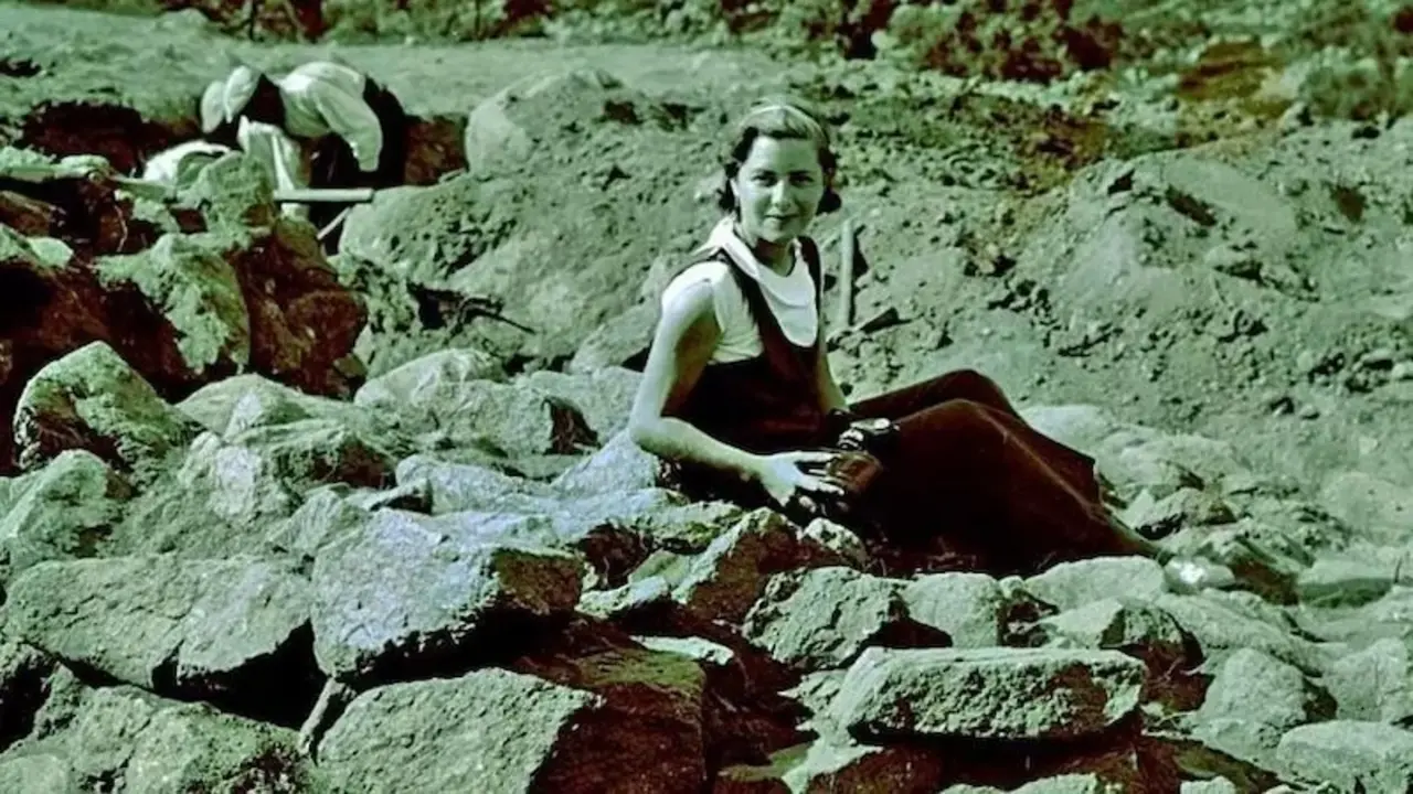 Encarnación Cabré sobre un túmulo de la Necrópolis de La Osera, Ávila, en 1933 - Fotografía: Juan Cabré