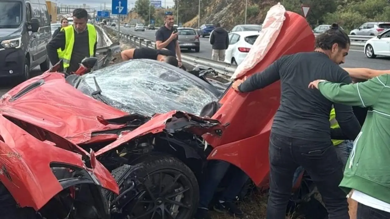 Muere una mujer y un hombre crítico tras estrellarse su coche contra una valla metálica, accidente de tráfico, choque, colisión, salirse de la vía, salida de vía