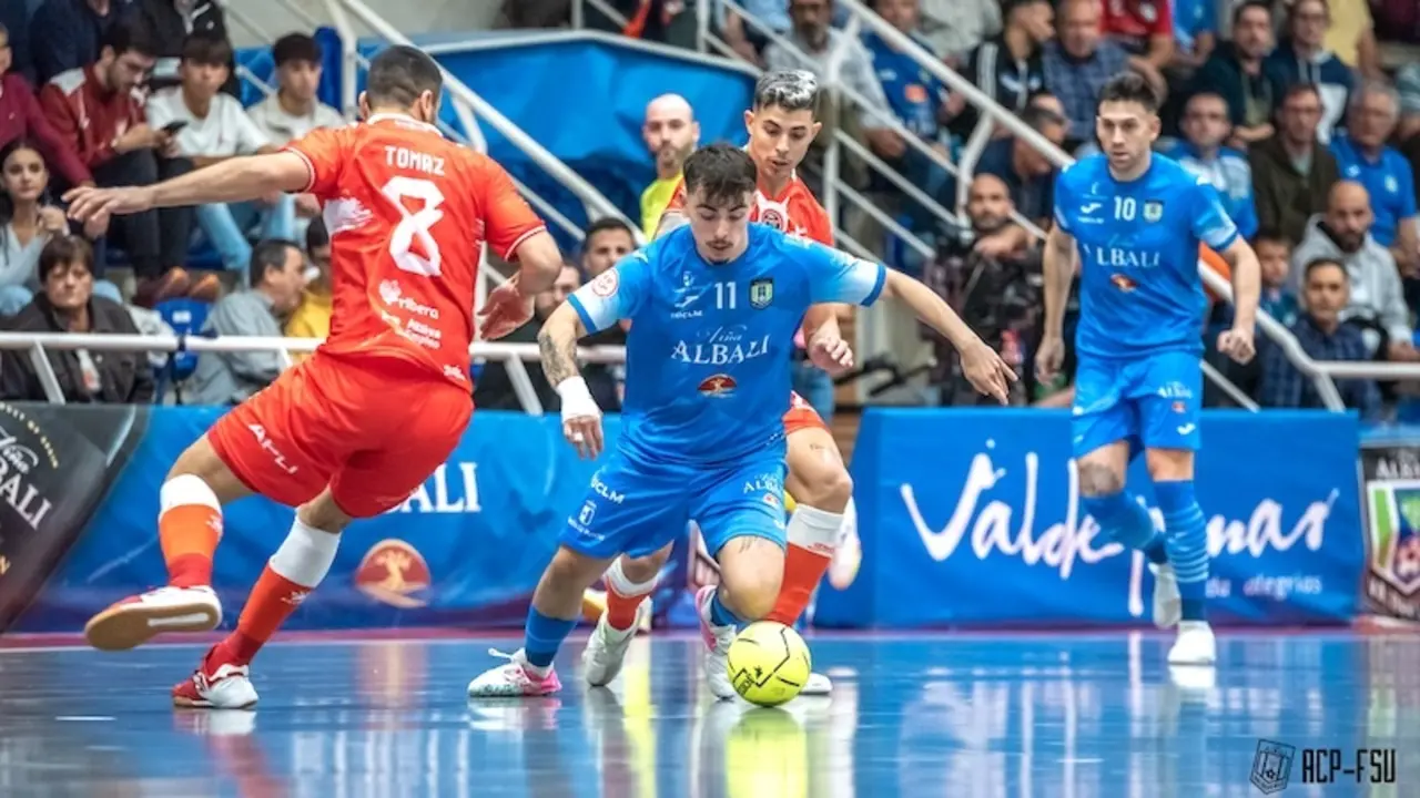El Viña Albali Valdepeñas no pudo con el campeón en la primera jornada (1-2)
