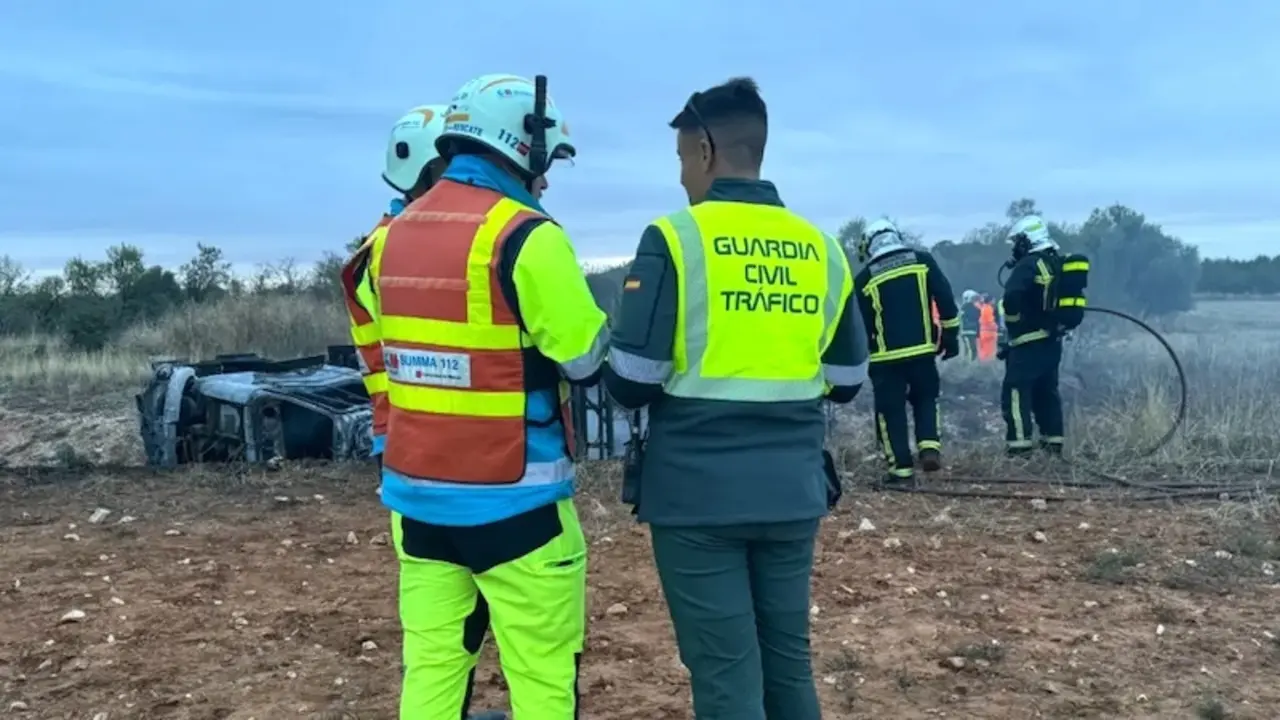 Muere un camionero de 44 años al volcar su camión, que salió ardiendo después