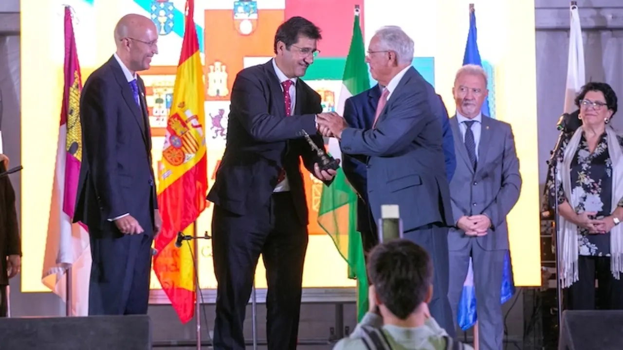 El vicepresidente segundo, José Manuel Caballero, ha asistido a la entrega de reconocimientos a distintos miembros de las distintas comunidades originarias del país que se dan cita en el XV Encuentro de Casas Regionales que se ha celebrado en Sevilla