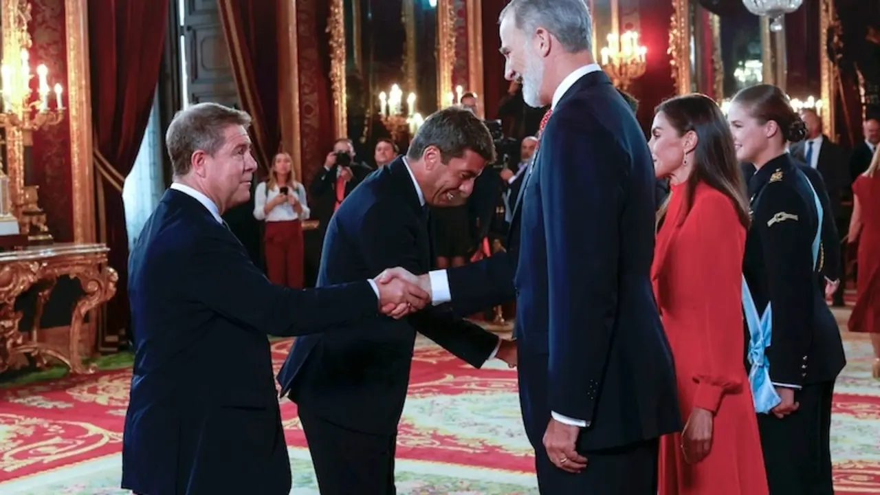 El presidente de Castilla-La Mancha, Emiliano García-Page, ha asistido a la recepción que han ofrecido los reyes en el Palacio Real de Madrid con motivo del Día de la Fiesta Nacional