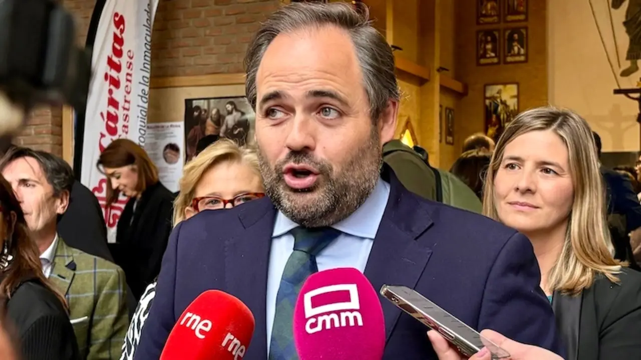 El presidente del PP de Castilla-La Mancha, Paco Núñez, atendiendo a los medios de comunicación este sábado en Toledo