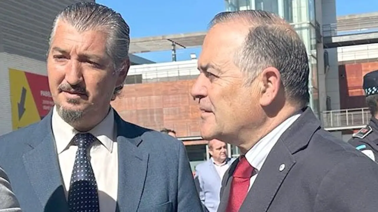 En la imagen de archivo el concejal Gerardo Sánchez (Vox) junto al alcalde de Talavera de la Reina (Toledo), José Julián Gregorio (PP)