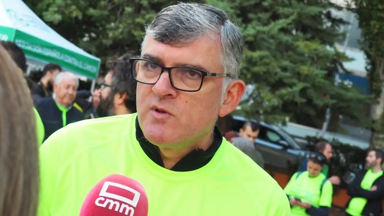 El presidente del PSOE en las Cortes de Castilla-La Mancha, Ángel Tomás Godoy, atendiendo a los medios de comunicación este domingo en Cuenca