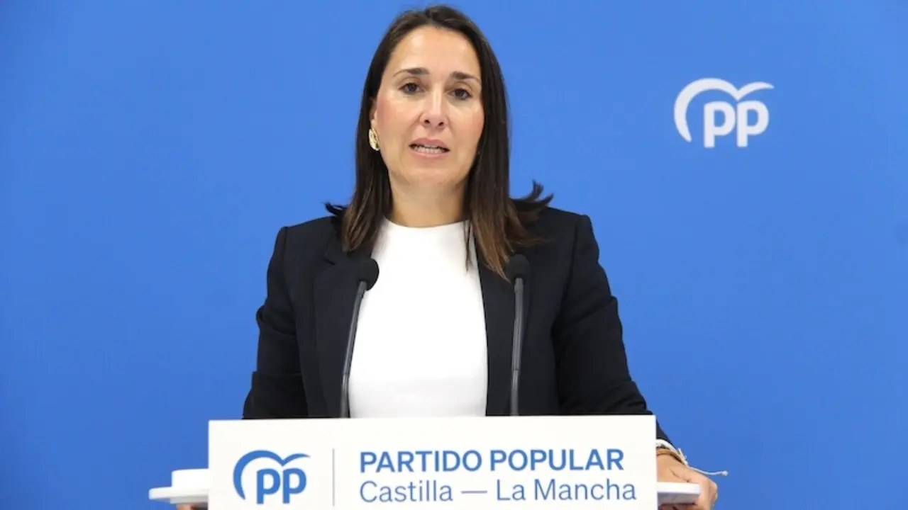 La portavoz del PP de Castilla-La Mancha, Alejandra Hernández, durante la rueda de prensa que ha ofrecido en la sede de los 'populares' en Toledo