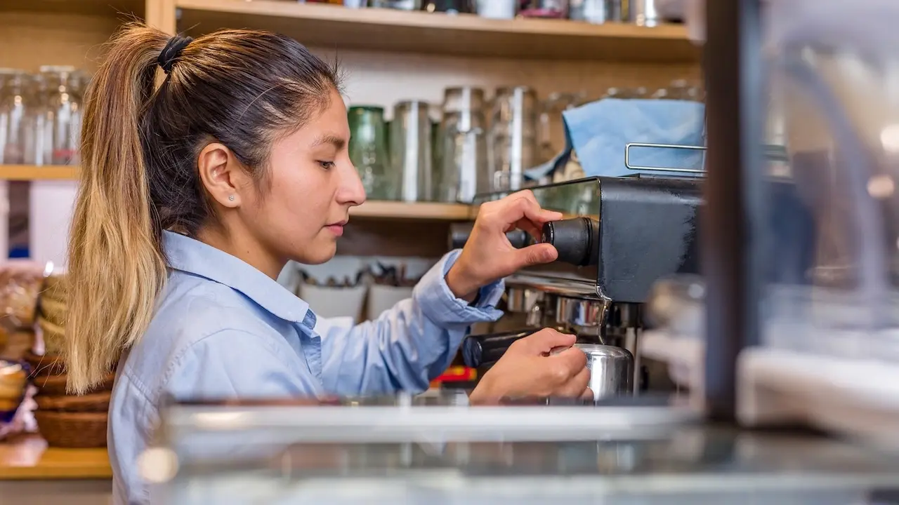 autónoma, trabajadora, camarera, empleo, desempleo, paro, EPA, encuesta de población activa, empleada, hostelería, cafetería, bar, trabajo,